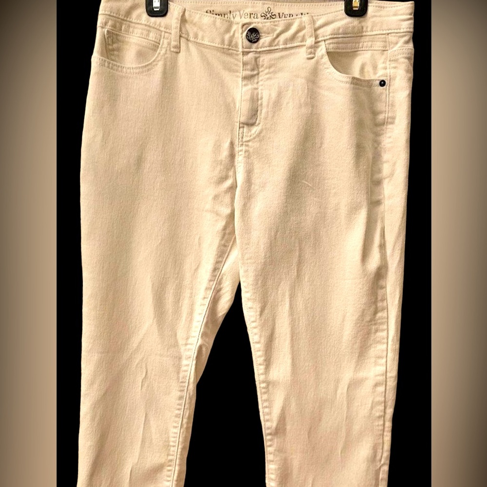 Final markdown ** Simply Vera roll cuff white denim capris by Vera Wang.